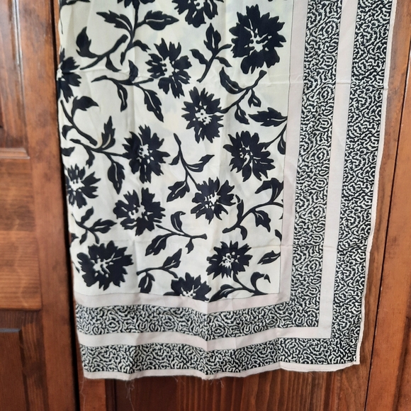Adrienne Vittadini Silk Square Scarf Tan Cream Black Floral Pattern Semi-sheer - Picture 9 of 10